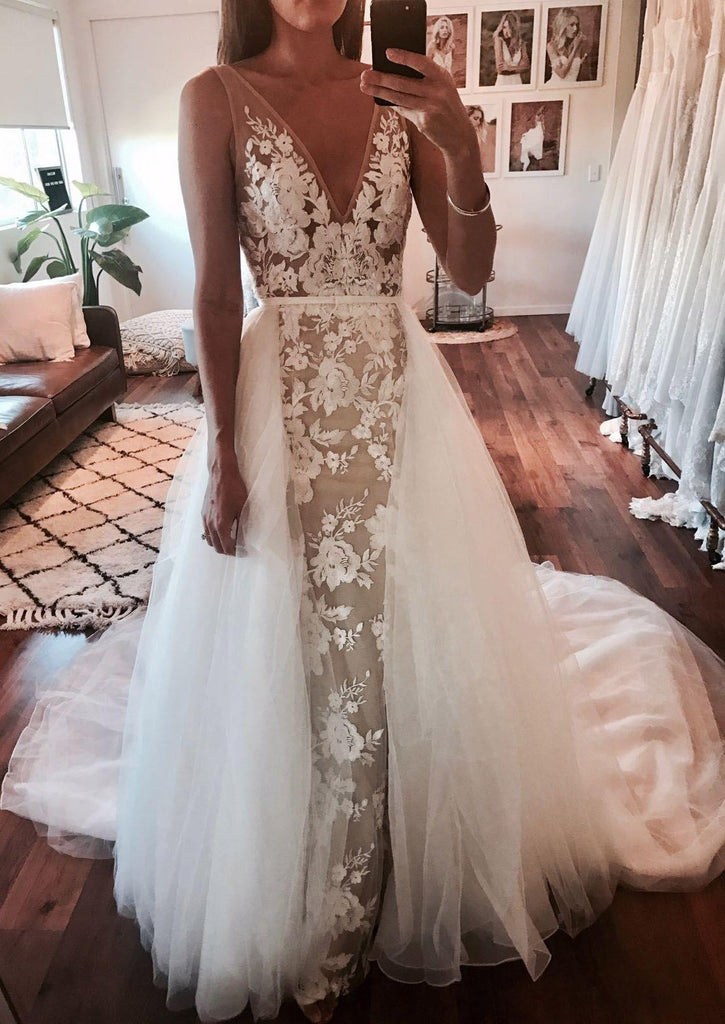 Ivory V Neck  Sleeveless Tulle Bridal Dress A Line  Wedding Dresses With Lace Applique chw0020