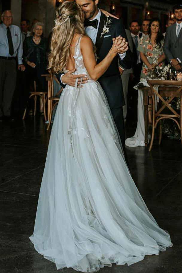 Chic A-Line V Neck Lace Sleeveless V Back Beach Wedding Dresses with Appliques CHW0037