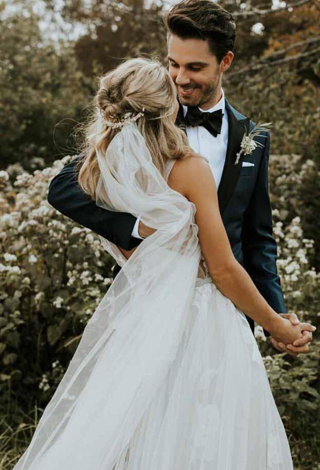 Chic A-Line V Neck Lace Sleeveless V Back Beach Wedding Dresses with Appliques CHW0037